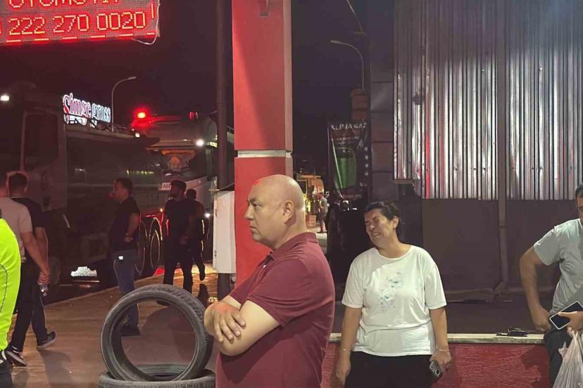Alevlere teslim olan iş yerlerini gözyaşlarıyla izledi