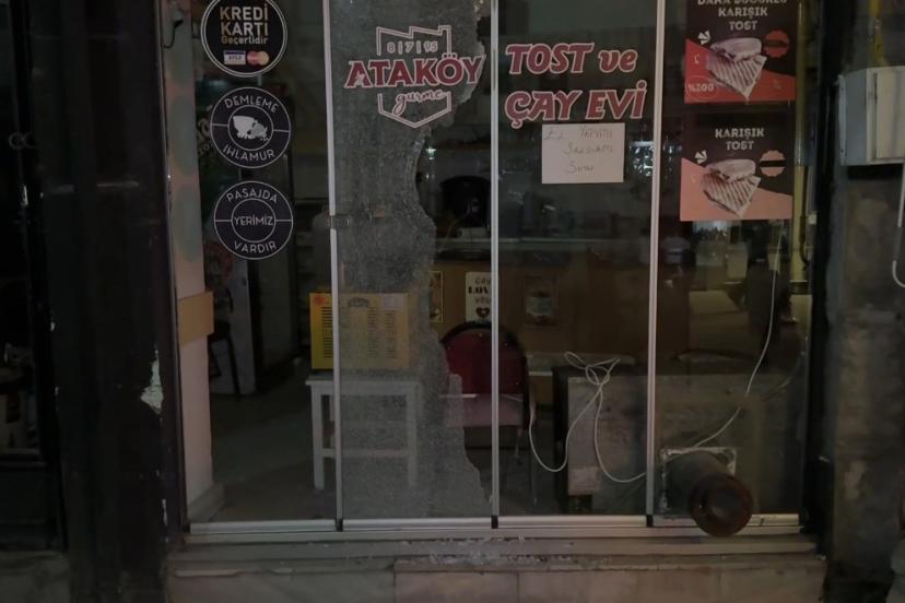 Alkollü şahıs dışlandığını düşündüğü çay ocağının camını kırdı
