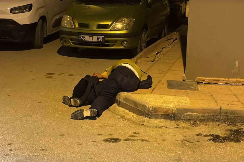 Alkollü şahıs kaldırımda sızdı, telefonundaki müzik çalmaya devam etti