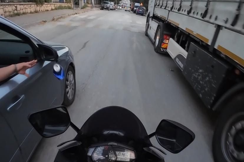 Araçtan atılan çöpü içeriye böyle geri attı