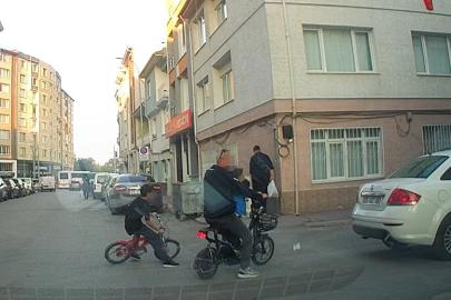 Bisikletli çocuk aracın altında kalmaktan son anda kurtuldu