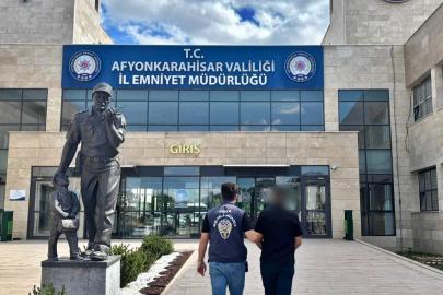 Çocuk müstehcenligi suçundan aranan şahsı polis yakaladı