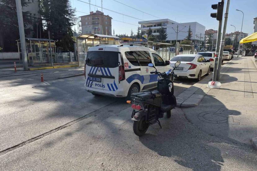Elektrikli bisiklet ile çarpışan otomobil olay yerinden kaçtı