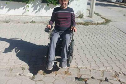 Engelli vatandaşlar bozulan kaldırımı kullanamıyor