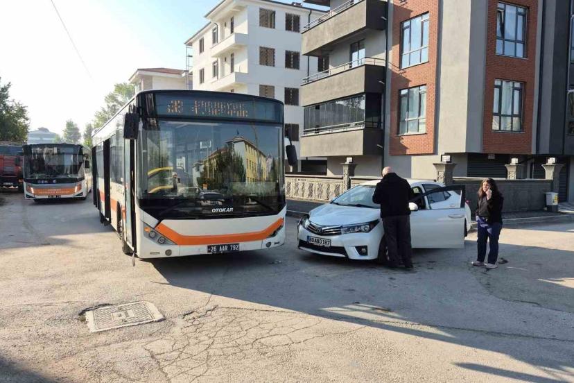 Eskişehir’de belediye otobüsü ile otomobil çarpıştı: 2 öğrenci yaralandı