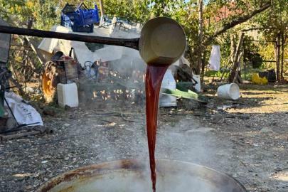 Eskişehir’de geleneksel yöntemlerle pekmez mesaisi