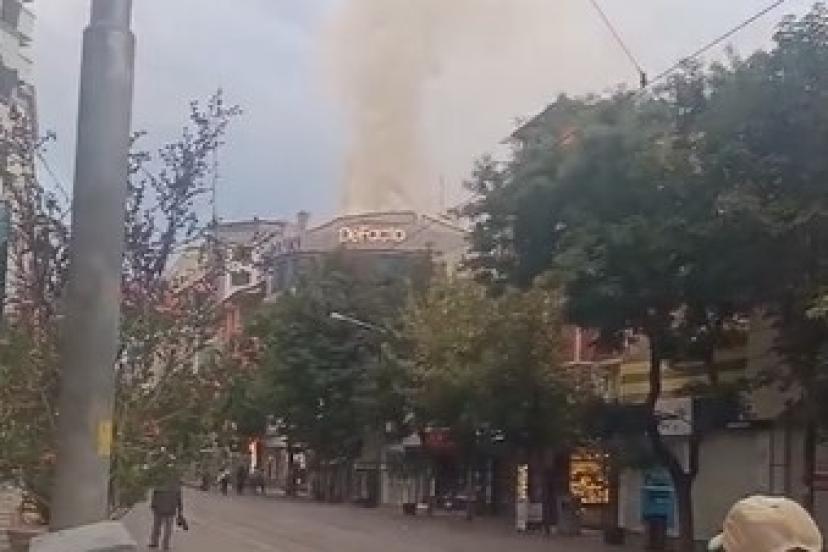 Eskişehir’de giyim mağazasının çatısında yangın çıktı