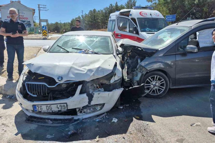 Eskişehir’de hafif ticari araç ile otomobil çarpıştı: 3’ü çocuk 7 yaralı