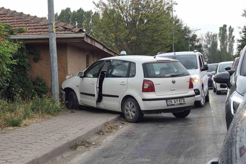 Eskişehir’de kontrolden çıkan otomobil duvara çarptı