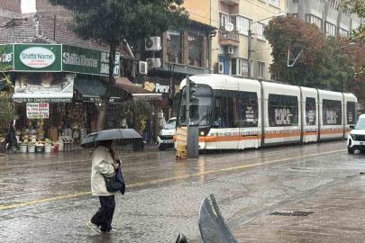 Eskişehir’de meteoroloji uyarı yaptı, sağanak yağış başladı