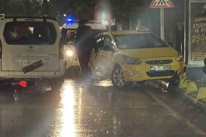 Eskişehir’de taksi ile panelvan çarpıştı: 3 yaralı