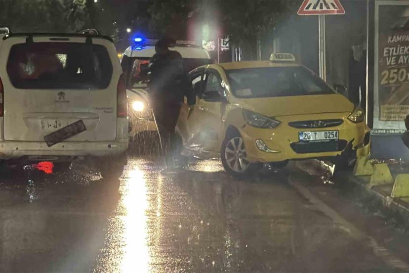 Eskişehir’de taksi ile panelvan çarpıştı: 3 yaralı