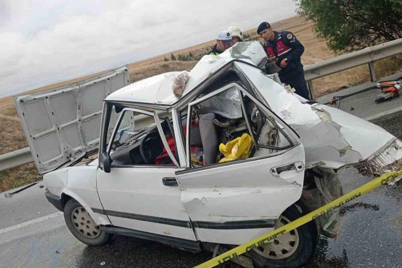 Eskişehir’de tır otomobile arkadan çarptı: 2 ölü