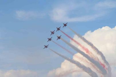 Eskişehir’de Türk Yıldızları gökyüzüne imza attı