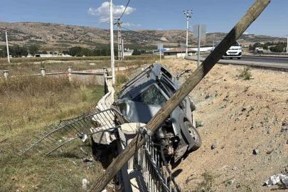 Eskişehir’de virajı alamayan araç refüje devrildi: 1’i ağır 3 yaralı