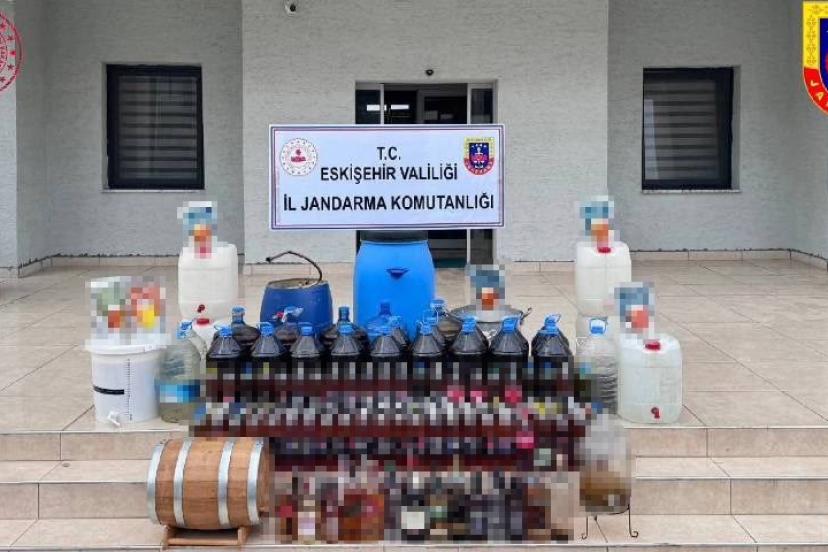 Evinde kaçak içki üretmek için damıtma sistemi kuran şüpheli yakalandı