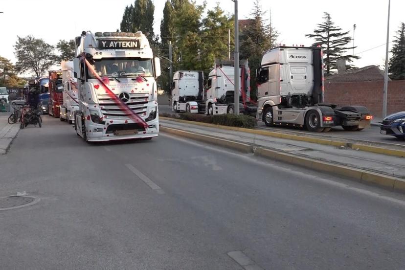 Evlenen yeğenine tır konvoyu sürprizi yaptı