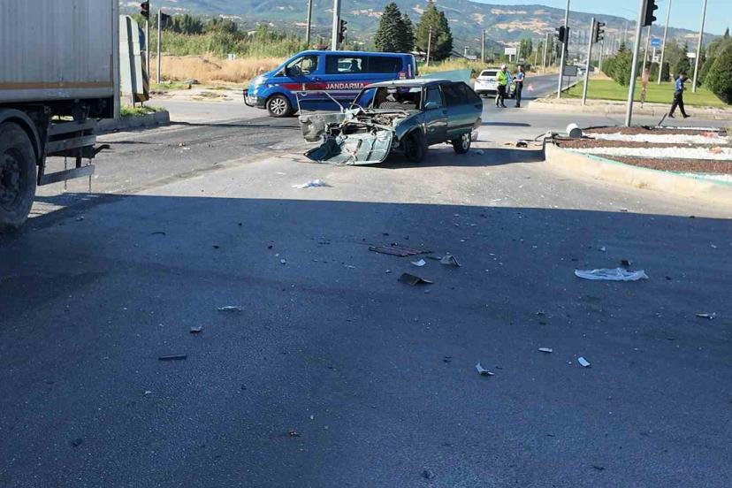 Gediz’de tır ile otomobilin karıştığı trafik kazasında 2 kişi yaralandı
