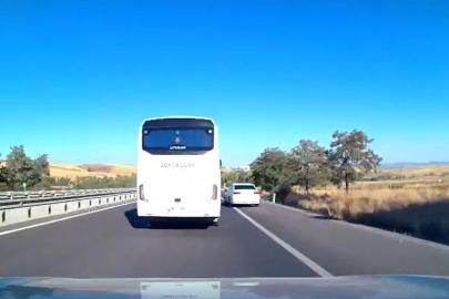 Güvenlik şeridini ihlal edip makas atan otomobil trafiği tehlikeye düşürdü