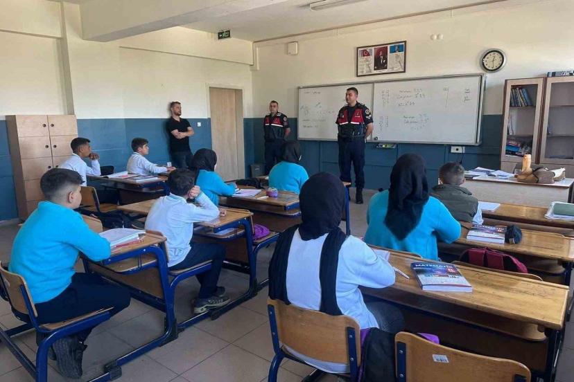 Jandarmadan 3 farklı okulda öğretmen ve öğrencilere yönelik seminer