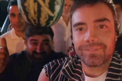 Kafasındaki karpuzla Murat Dalkılıç’la fotoğraf çektirdi