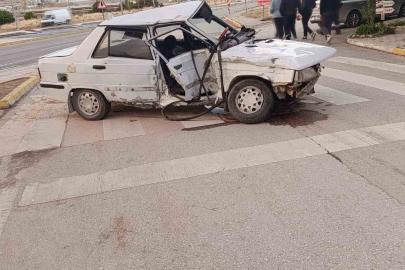 Kamyonetle otomobille çarpıştı: 3 yaralı