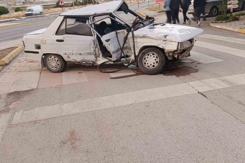 Kamyonetle otomobille çarpıştı: 3 yaralı