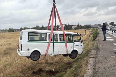 Kazaya karışan minibüs tarlaya uçtu, 1 kişi yaralandı