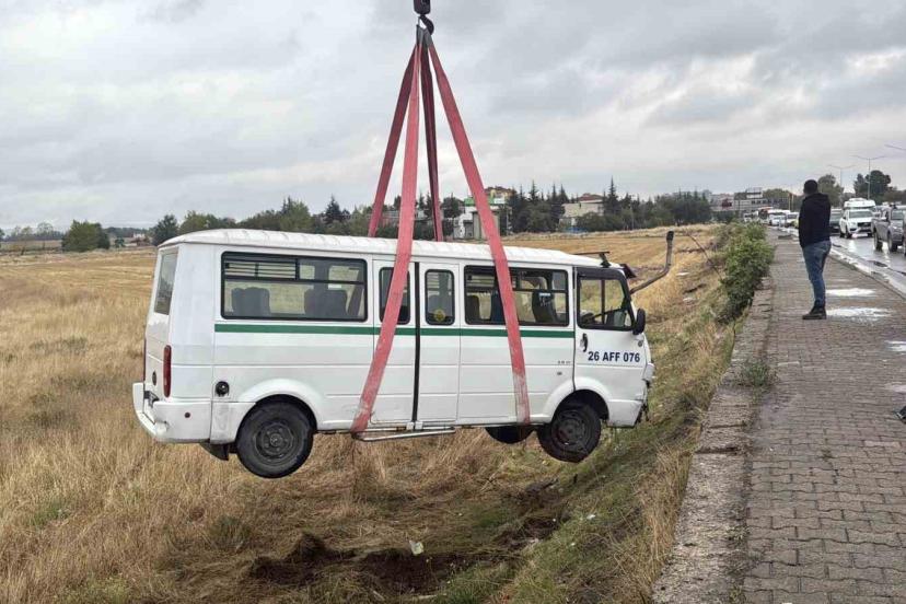 Kazaya karışan minibüs tarlaya uçtu, 1 kişi yaralandı