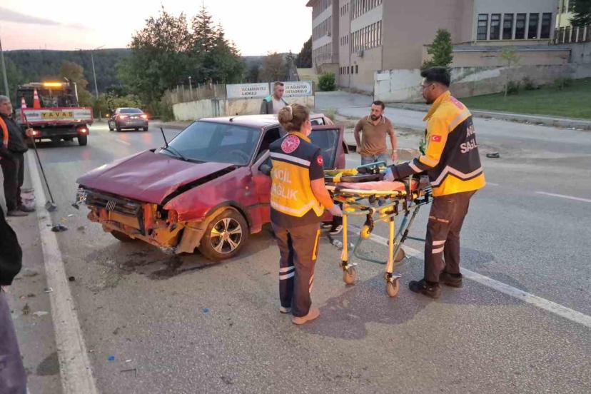 Kontrolden çıkan otomobil aydınlatma direğine çarptı, sürücü yaralandı