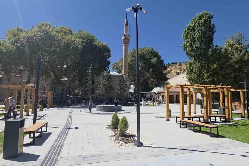 Kütahya’da tarihi doku korunarak Ulu Cami Meydanı yenilendi