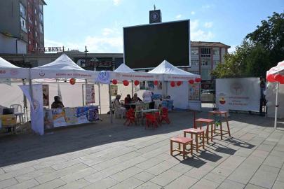 Meydanda standlar kuruldu, vatandaşlara koruyucu sağlık hizmetleri anlatıldı