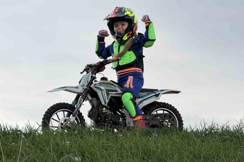 Minik İkra motosiklet ile tepeleri aşıyor, Zayn ile yarışmak istiyor
