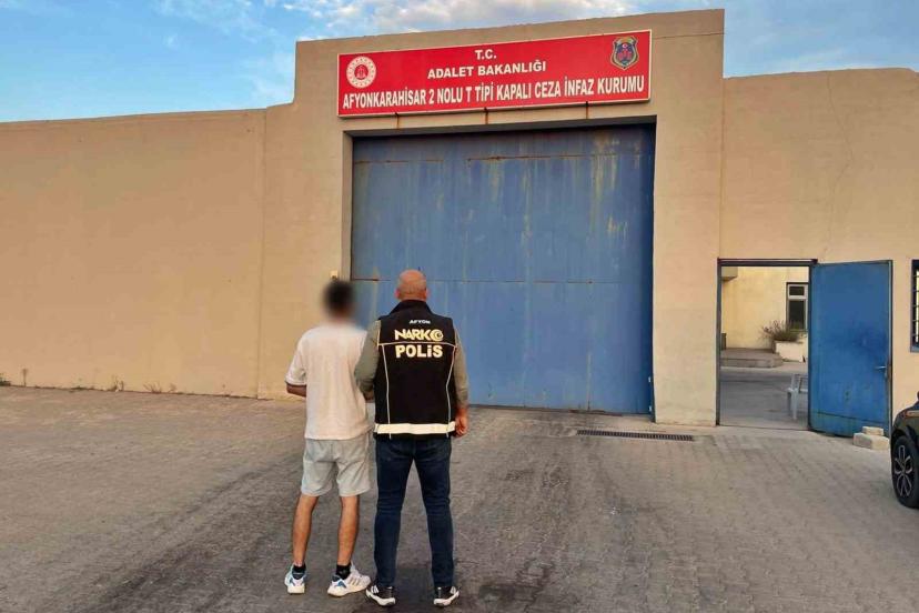 Polis 14 yıl 4 ay hapis cezasıyla aranan şahsı yakaladı