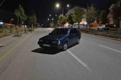 Polis ekiplerince durdurulan sürücü otomobilini terk edip kaçtı