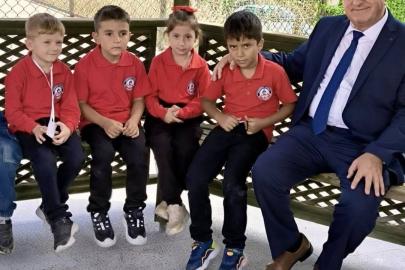 Protokol üyeleri minik öğrencilerin okul heyecanına ortak oldular