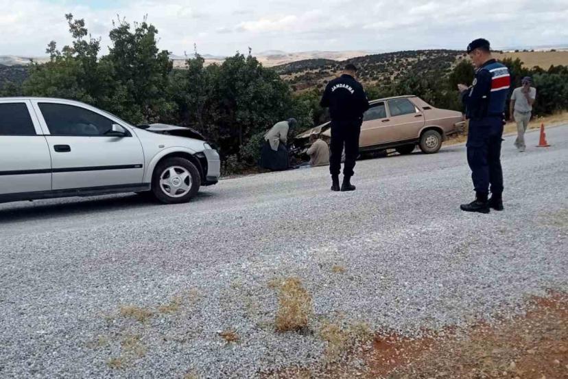 Sivrihisar’da otomobiller kafa kafaya çarpıştı: 1’i ağır 2 yaralı