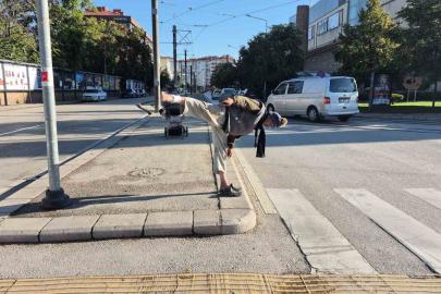 Sokak ortasında uzak doğu dövüş sanatı hareketleri yapan yaşlı adam