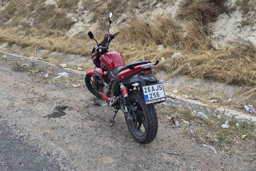Tekeri kilitlenen motosikletten düşen sürücü yaralandı