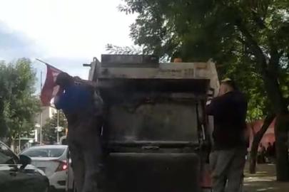 Temizlik işçileri yerde buldukları Türk bayrağını çöp kamyonun üzerine astı