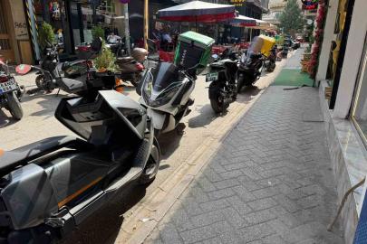 Trafiğe kapalı motosikler parkına açık sokak