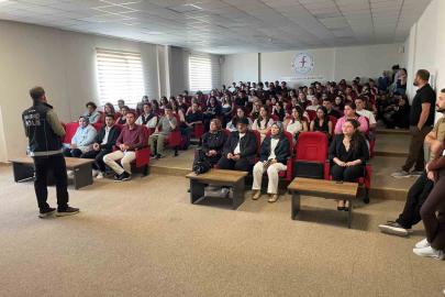 Üniversite öğrencilerine bağımlılıkla mücadele eğitimi verildi