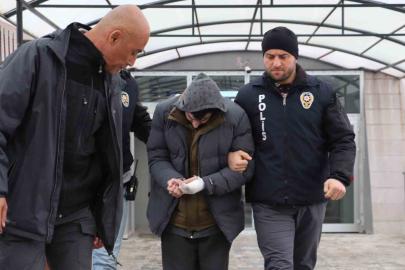 Üvey babasını bıçaklayarak öldüren sanık hakim karşısında