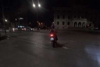 Yanlış yöne giren arkadaşını doğru yola gülerek çağırdı