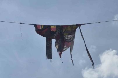 Yırtılıp parçalanan dev Eskişehirspor bayrağı kötü görüntü oluşturdu