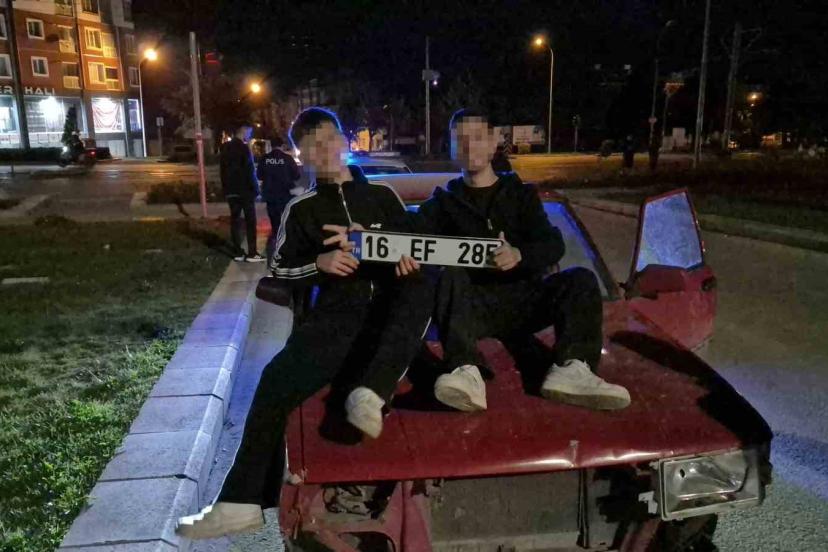 200 bin TL ceza yiyen sürücünün arkadaşları araç önünde plaka ile kameralara poz verdi