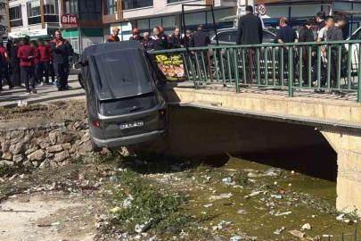 3 aracın karıştığı kazada araçlardan biri dereye uçtu