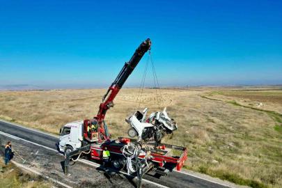 4 kişinin öldüğü kazada otomobiller parçalanarak hurdaya döndü