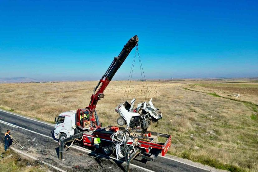 4 kişinin öldüğü kazada otomobiller parçalanarak hurdaya döndü