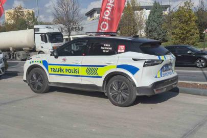 Akaryakıt istasyonu içerisinde otomobilin çarptığı kadın yaralandı